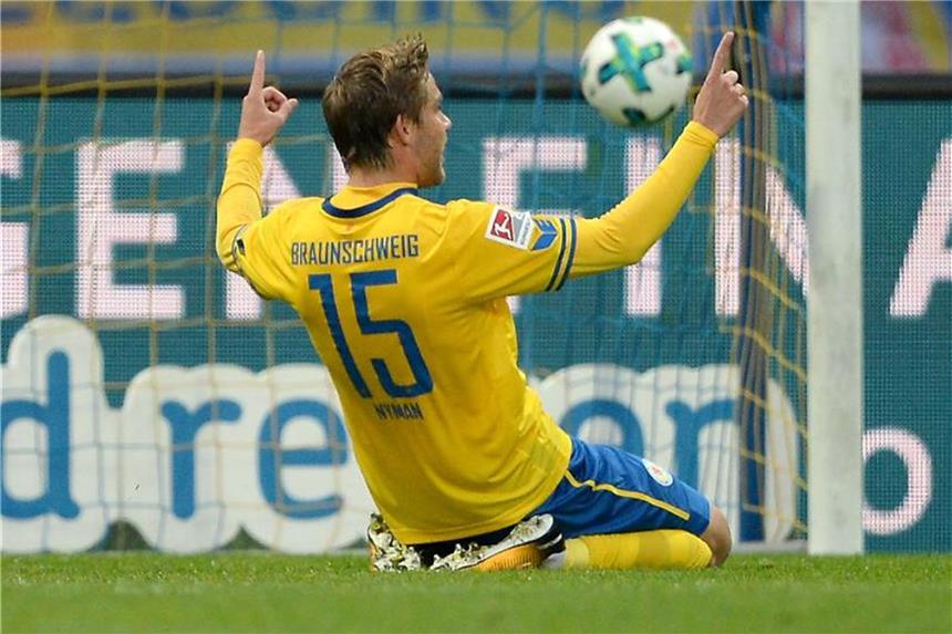 Eintracht Braunschweig mit 3:0-Sieg gegen Fürth Braunschweigs Christoffer Nyman jubelt nach seinem Tor zum 1:0. Foto: Swen Pförtner