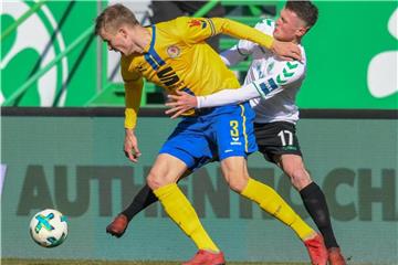 Braunschweigs Frederik Tingager (l) und Fürths Fabian Reese kämpfen um den Ball. Foto: Armin Weigel