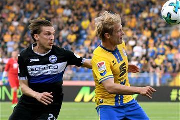 Braunschweigs Jan Hochscheidt (r) und der Bielefelder Konstantin Kerschbaumer beim Zweikampf. Foto: Peter Steffen