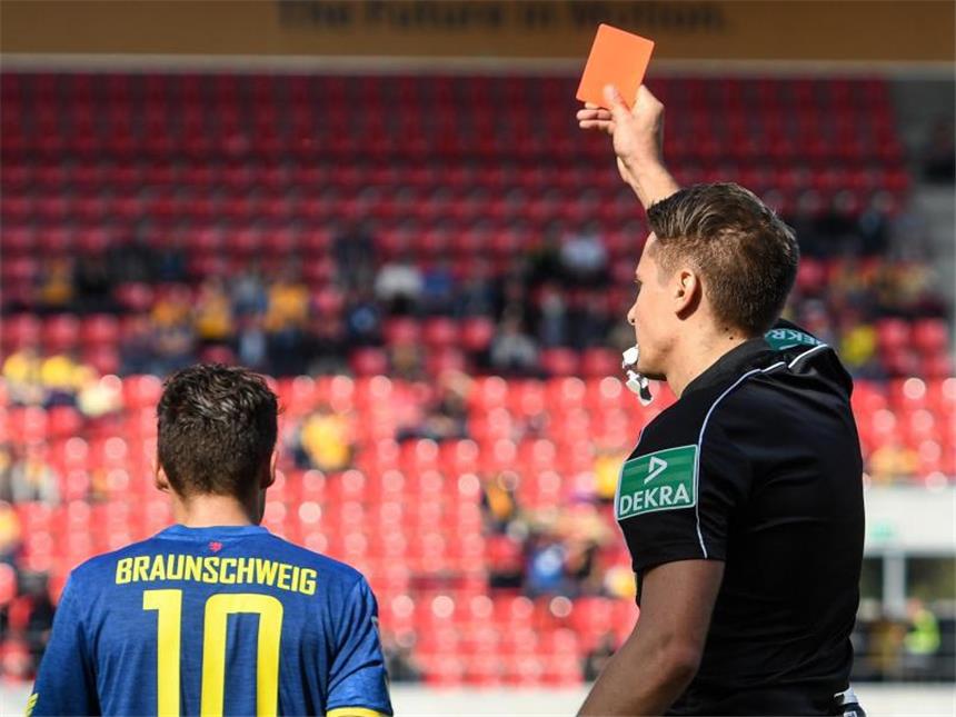 Braunschweig sieht gegen Regensburg Rot Braunschweigs Mirko Boland wird von Schiedsrichter Tobias Reichel vom Feld geschickt. Foto: Armin Weigel
