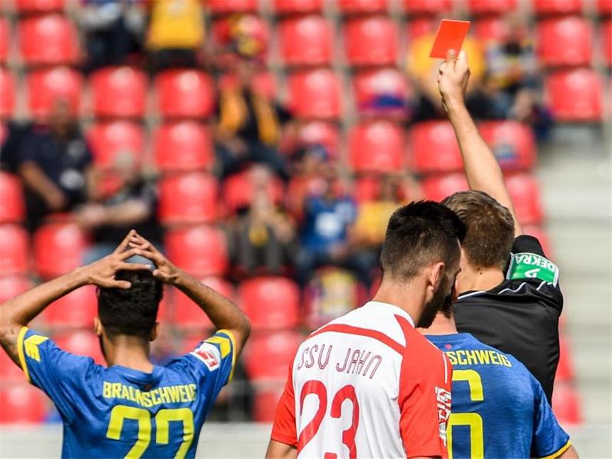 Perfekte Woche für Nürnberg - Düsseldorf wieder Spitze Braunschweigs Salim Khelifi (l)wird von Schiedsrichter Tobias Reichel des Feldes verwiesen. Foto: Armin Weigel