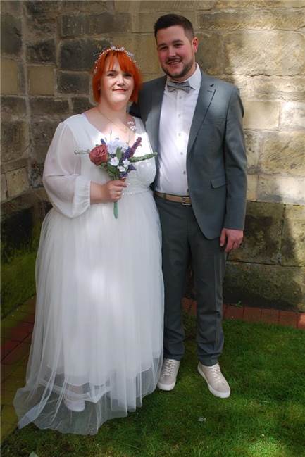 Frederik Röhm und Jasmin Barton sagen bei perfektem Hochzeitswetter „Ja“ Braut und Bräutigam in Hochzeitskleidung