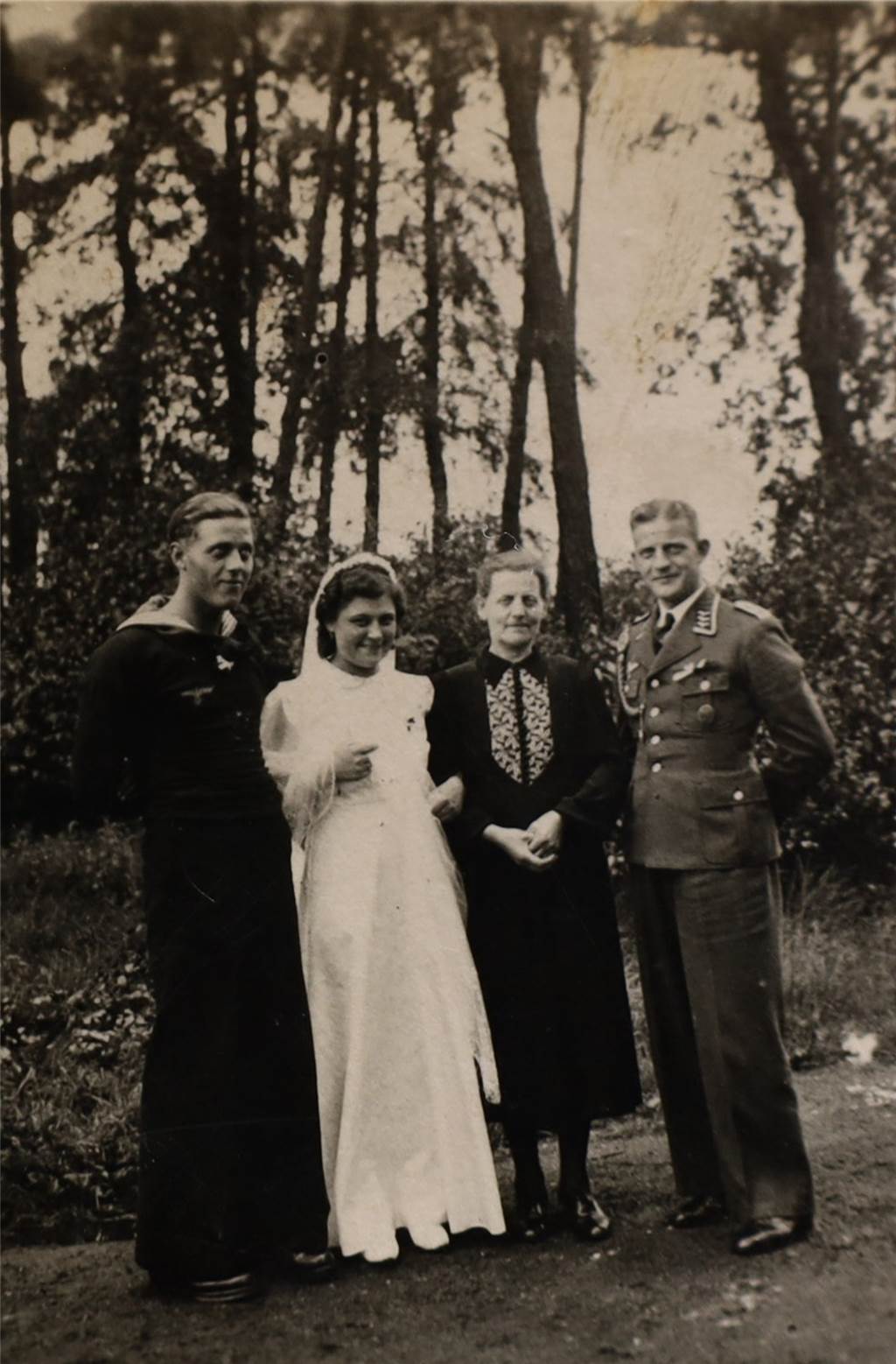 Lünerin Anna Krohn feiert 100 Jahre Geburtstag und ein bewegtes Leben Brautleute Anna und Josef Krohn mit Mutter Wöstmann und Trauzeuge (li.).