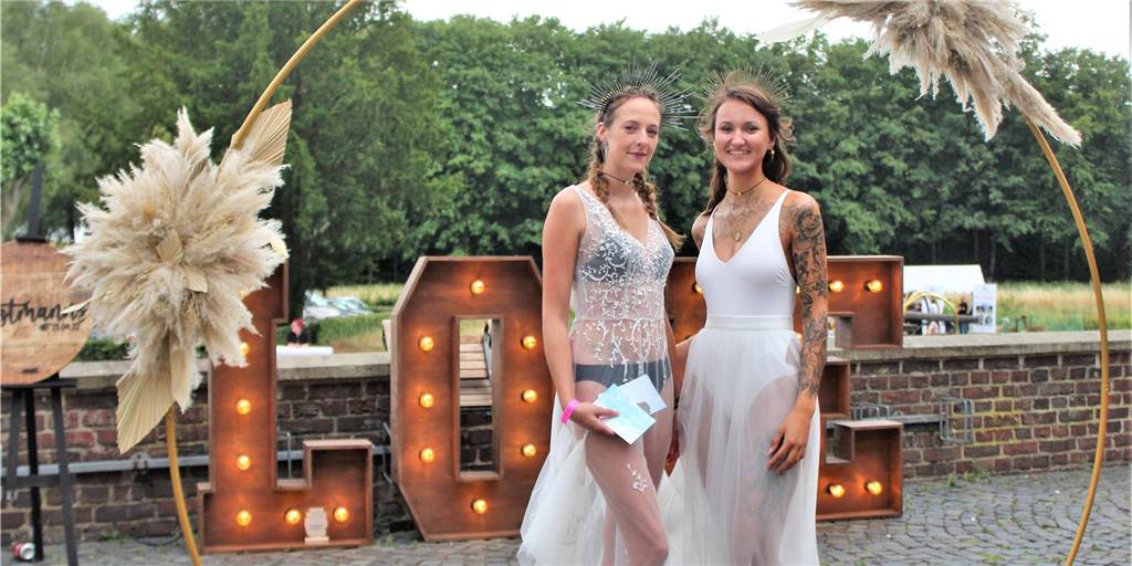 Wedding Festival für die Liebe auf Schloss Raesfeld Brautmode ist so individuell wie nie, wie es das Wedding Festival 22 auf Schloss Raesfeld am Sonntag zeigte.