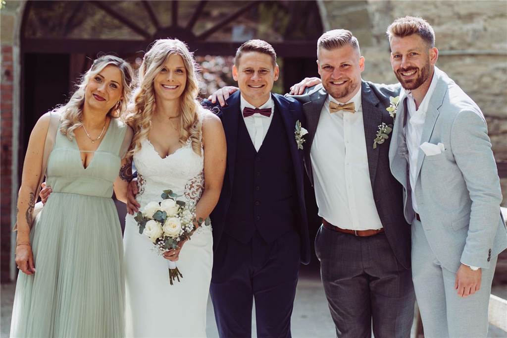 In der Dating-App hat es bei Pierre und Denise Szymaniak gefunkt: Trainer ist Trauzeuge Brautpaar und Trauzeugen: (v.l.) Larissa Stilleke, Denise und Pierre Szymaniak, Roman Spielfeld und Marco Köhler.