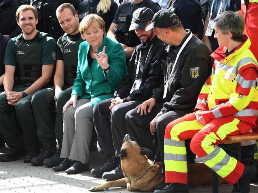 Wenige Ergebnisse und viele Krawalle beim G20-Gipfel Brav: Angela Merkel dankt den Einsatzkräften, die beim G20-Gipfel im Einsatz waren. Foto: Patrik Stollarz