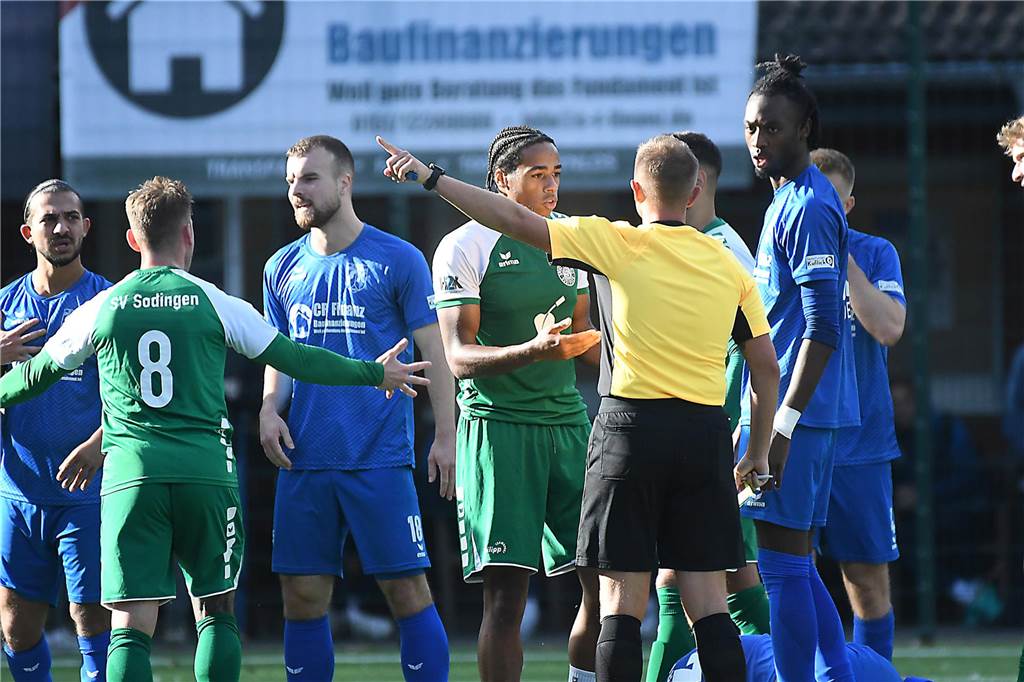 Brayan Sosa gibt Profi-Traum nicht auf: Der Schiedsrichter schickt Brayan Sosa vom Platz.