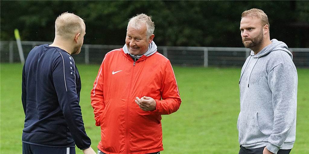 Keine Stollenschuhe? BR Billmerich reagiert mit Ironie und Unverständnis auf Overberger Einspruch BRB-Coach Hubert Tadday (M.) − hier im Gespräch mit seinem Spieler Fabian Beckmann − hat auf den Einspruch und die Aussagen des FC Overberge reagiert. Rechts im Bild steht FCO-Co-Trainer Martin Schmelzer.