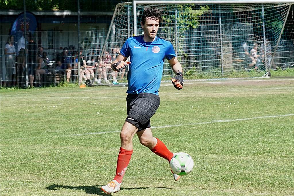 Kantersieg in Billmerich: SuS Oberaden siegt problemlos im Waldstadion BRB-Keeper Ingvar Busch musste insgesamt sieben Mal hinter sich greifen.