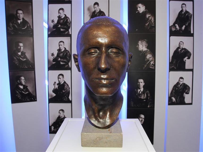 Brecht-Büste und Portraitfotos im Geburtshaus von Bertolt Brecht in Augsburg. Foto: Karl-Josef Hildenbrand