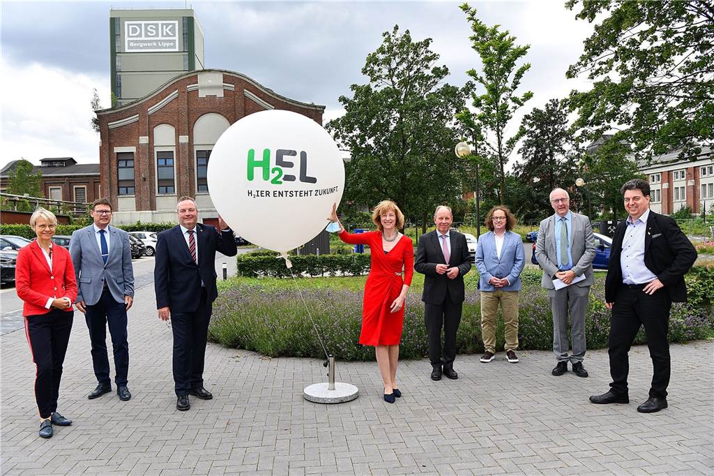 Breites Bündnis für Wasserstoffregion Emscher-Lippe (v.l.): Dorothee Feller, Regierungspräsidentin Münster, Dr. Jochen Grütters, stellv. Hauptgeschäftsführer IHK Nord Westfalen, Bodo Klimpel, Landrat Kreis Recklinghausen, Karin Welge; Oberbürgermeisterin Gelsenkirchen, Bernd Tischler, Oberbürgermeister Bottrop, Lars Baumgürtel, Vizepräsident IHK Nord Westfalen, Thomas Harten, Geschäftsführer Handwerkskammer Münster, und Mark Rosendahl, Geschäftsführer DGB Region Emscher-Lippe.
