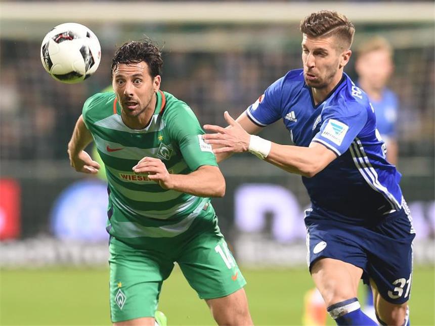 Bremen mit Pizarro - Junuzovic: "Zeichen von Qualität" Bremen kann in Köln auf Claudio Pizarro (l) setzen. Foto: Carmen Jaspersen