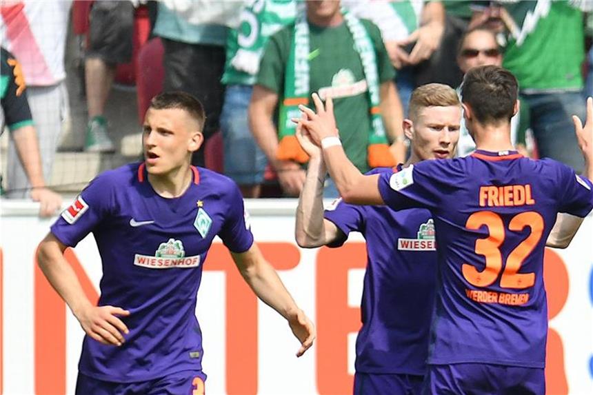 Bremen feiert siegreiches Saisonfinale in Mainz Bremens Marco Friedl und Florian Kainz (M) jubeln nach dem Tor zum 1:1 durch Kainz. Foto: Torsten Silz