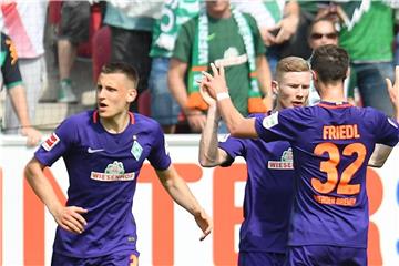 Bremens Marco Friedl und Florian Kainz (M) jubeln nach dem Tor zum 1:1 durch Kainz. Foto: Torsten Silz