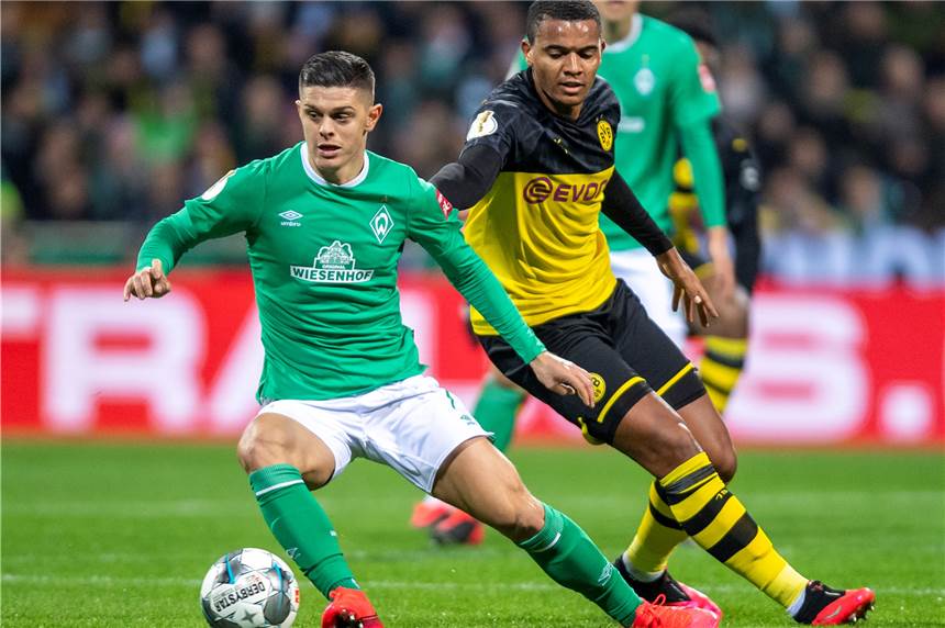Milot Rashica noch ein Thema beim BVB? Berater macht Druck Bremens Milot Rashica (l.) und Dortmunds Manuel Akanji kämpfen um den Ball.