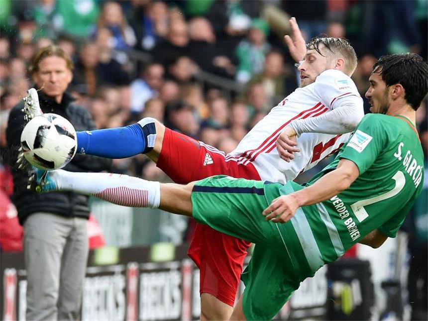 Vor Rettung: Werder dreht Nordderby gegen HSV Bremens Santiago Garcia (r) kämpft gegen den Hamburger Aaron Hunt um den Ball. Foto: Carmen Jaspersen