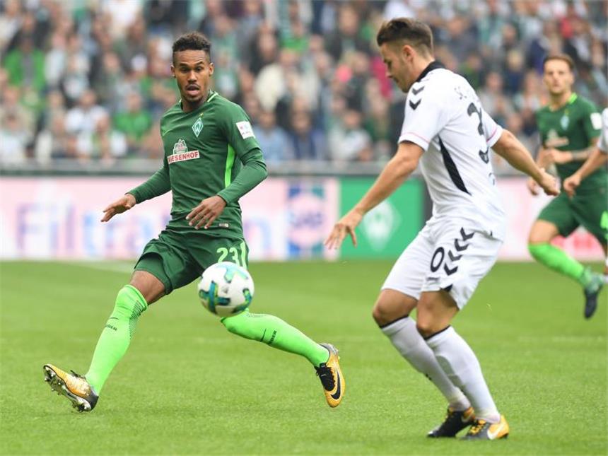 Bremen und Freiburg kommen nicht voran Bremens Theodor Gebre Selassie (l) versucht eine Flanke von Freiburgs Christian Günter abzufangen. Foto: Carmen Jaspersen