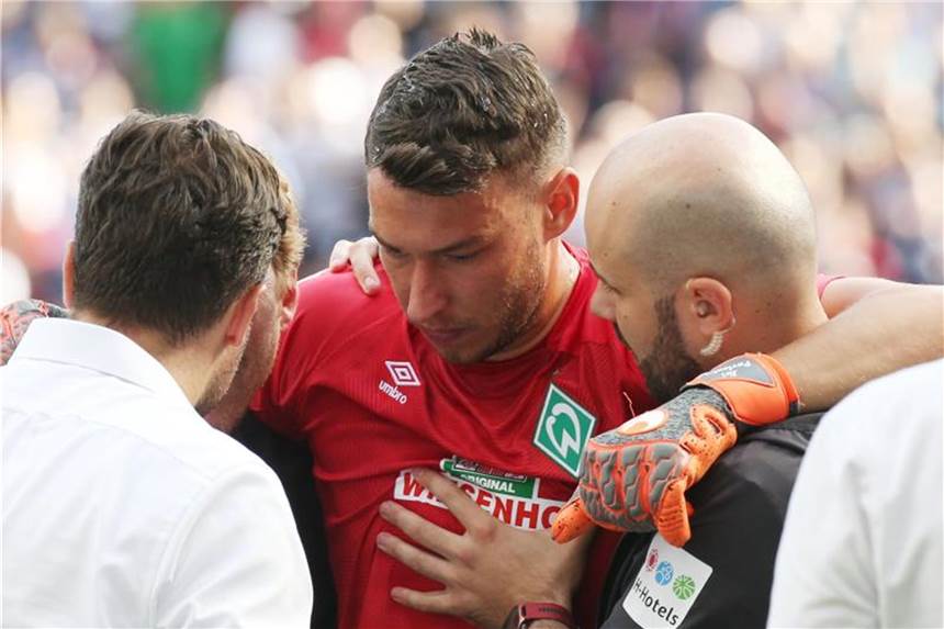 Werder-Torwart Pavlenka wieder im Mannschaftstraining Bremens Torwart Jiri Pavlenka (M) hatte sich im Spiel bei Eintracht Frankfurt eine Gehirnerschütterung zugezogen. Foto: Thomas Frey