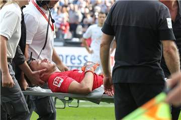 Bremens Torwart Jiri Pavlenka wird nach einem Foul behandelt. Foto: Thomas Frey