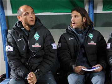 Bremens Trainergespann Viktor Skripnik (l) und Torsten Frings feierte einen gelungenen Einstand. Foto: Hendrik Schmidt