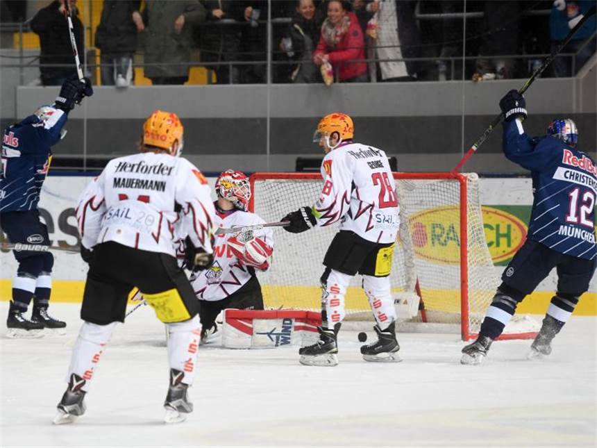 DEL-Playoffs: Auftaktsiege für Köln, Mannheim und München Bremerhavens Goalie Gerald Kuhn (M) kann den Schuß von Münchens Konrad Abeltshauser nicht halten. Die Pinguins verlieren 1:4. Foto: Tobias Hase