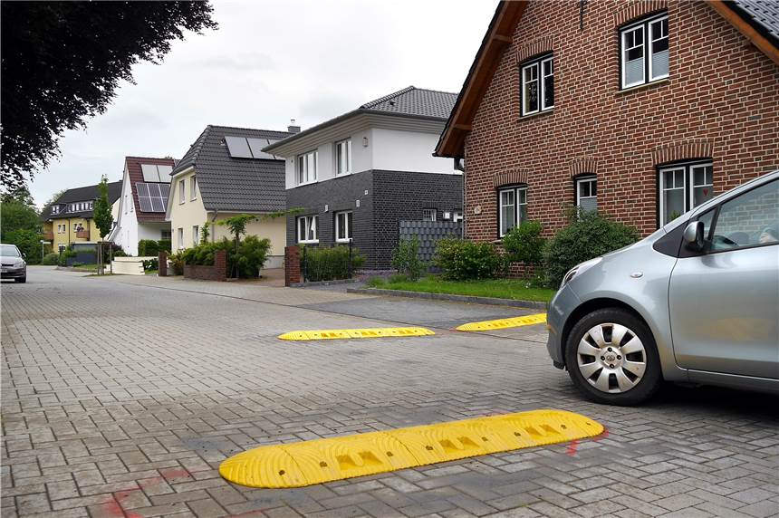 Lego-Steine als Hindernis? Initiative „Spielstraße“ schreibt bauliche Maßnahmen nicht ab Bremsschwellen auf der Vinzenzstraße: Sie sollen in der verkehrsberuhigten Zone dafür sorgen, dass Autofahrer langsamer fahren. Auch sogenannte Lego-Steine können als Hindernis dienen, um das Tempo zu drosseln. Die Verantwortlichen der Initiative „Lebendige Spielstraße“ möchten überprüfen, ob wirklich alle baulichen Möglichkeiten in Spielstraßen ausgelotet wurden für die Installation der Lego-Steine.