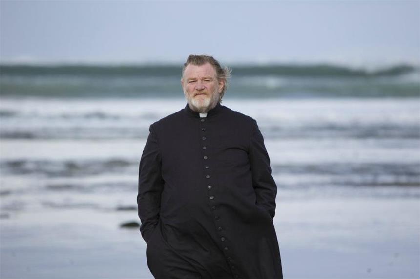 Ein Priester auf dem Weg nach Golgatha Brendan Gleeson in der Rolle des irischen Priesters James Lavelle.