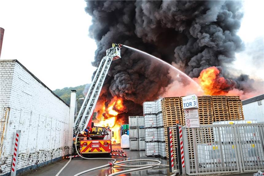 Großbrand in Hagen: Bedroht die Rauchwolke auch Dortmund? Brennende, giftige Chemikalien lassen eine gefährliche Rauchwolke über Hagen steigen – ist das auch für Dortmund ein Problem?
