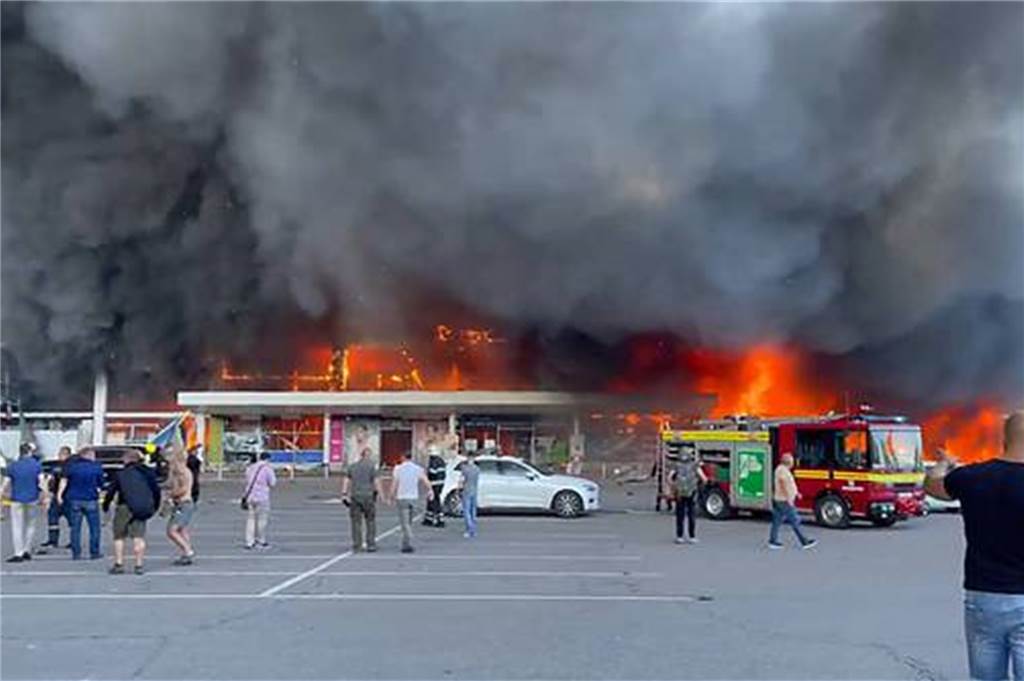 Fünf neue schlechte Nachrichten für Putin Brennendes Einkaufszentrum im ukrainischen Kremenchuk am 27. Juni 2022: Nach Angaben aus Moskau ist dafür die Explosion westlicher Munition verantwortlich, die die russische Luftwaffe "in einem Hochpräzisionsangriff" zerstört habe.