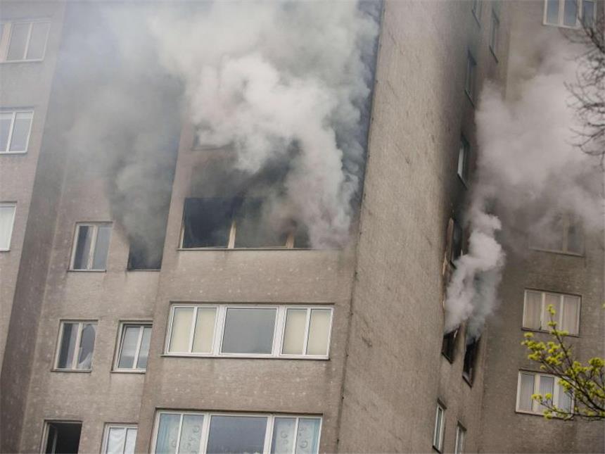Brand im Hochhaus: So reagieren Bewohner richtig Brennt es im Hochhaus, sollten Bewohner als Erstes Fenster und Türen der Wohnung schließen. Dann rufen sie am besten so schnell wie möglich die Feuerwehr. Foto: Gregor Fischer/dpa