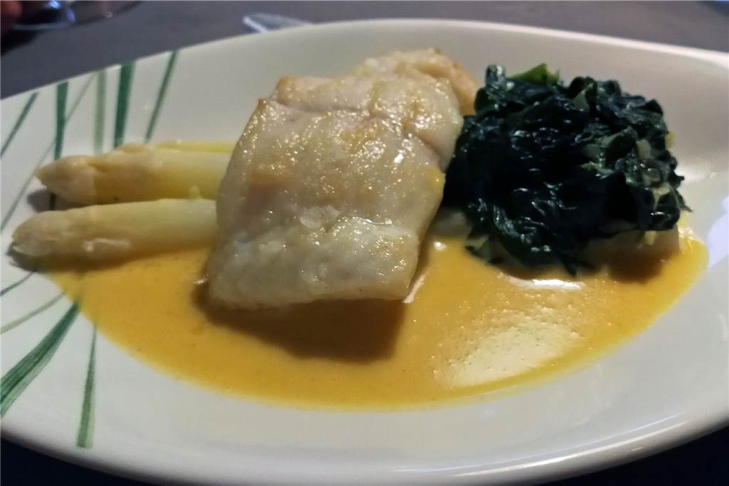 Haus Henschel in Dorsten lädt ein zur kulinarischen Auszeit vom Alltag Bretonischer Steinbutt gebraten mit weißem Spargel, Spinat und einer Curry -Hollandaise