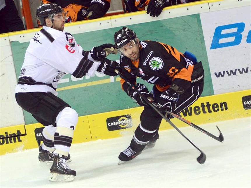 Nürnberg Ice Tigers verlängern mit Abwehrspieler Festerling Brett Festerling (l.) hat seinen Vertrag vorzeitig bis 2020 verlängert. Foto: Peter Steffen