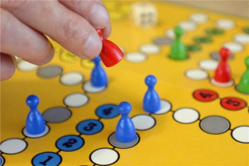 Was das Gehirn im Alter auf Trab hält Brettspiele sind eine Anregung für das Gehirn. Sie tragen dazu bei den natürlichen Altersabbau zu verzögern. Foto: Britta Pedersen