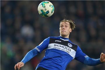 Brian Behrendt blickt auf den Ball. Foto: Friso Gentsch