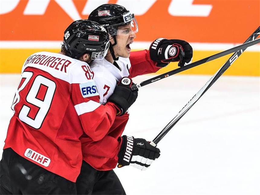 Eishockey-Vizemeister Ingolstadt holt Stürmer Lebler Brian Lebler (r) spielt für die österreichische Nationalmannschaft. Foto: Filip Singer