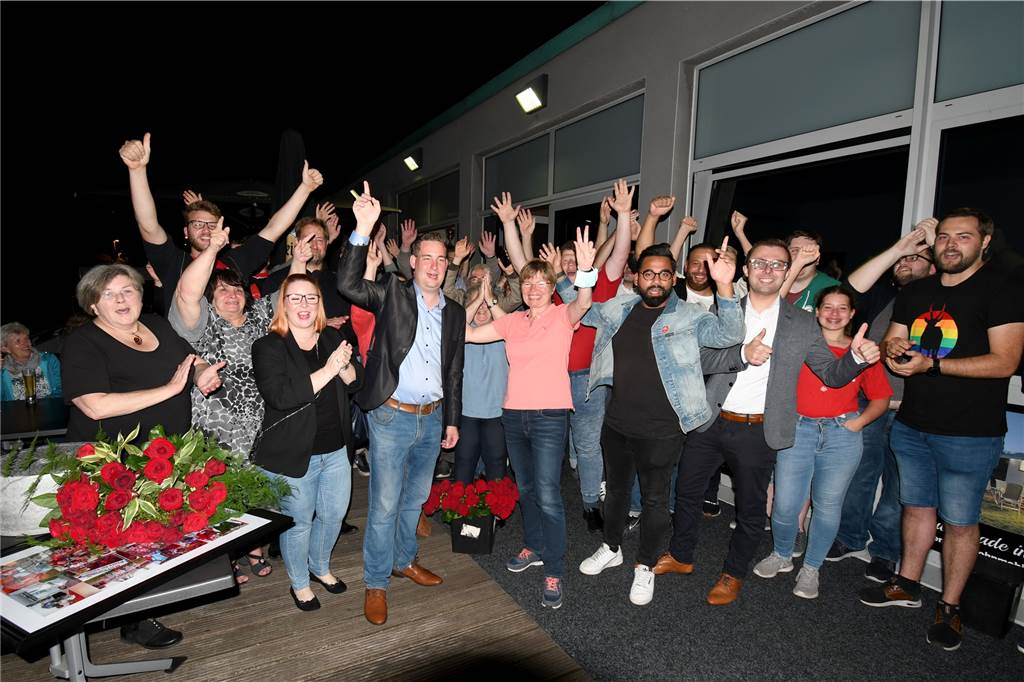 Alles auf Neustart für Brian Nickholz Brian Nickholz am Wahlabend im Kreis von Familie, Parteifreunden und Bekannten, nachdem sein Sieg im Wahlkreis 122 feststand.