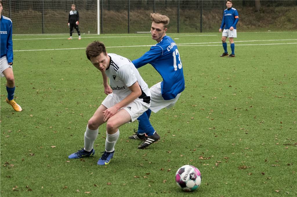 ETuS-Neuzugang aus Marl trifft zwei Mal spät zum Sieg - und macht die Liga langweilig Brian Roth (h.), hier im Duell mit Lippramsdorfs Niklas Heeks, erzielte in den ersten drei Kreisliga-C-Spielen seit seinem Wechsel vier Tore für den ETuS Haltern II.