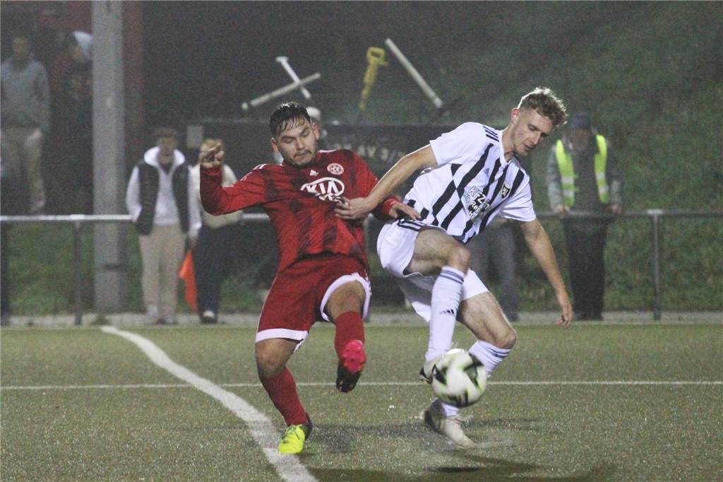 Brian Roth kehrt zum ETuS Haltern zurück - drei weitere Zugänge Brian Roth schirmt den Ball gegen seinen Gegenspieler ab