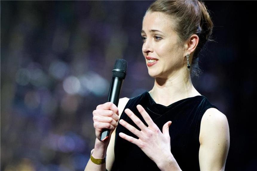 Ballettdirektorin Breiner wechselt nach Karlsruhe Bridget Breiner hält eine Rede. Foto: Ole Spata/Archiv