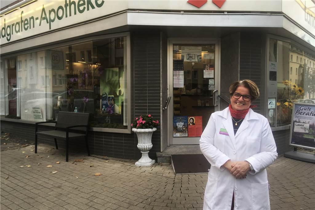Brigitta Wenger-Klein vor ihrer Landgrafen-Apotheke