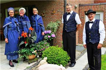 Brigitte Feldmann (v. l.), Lisa Krampe, Elfriede Neuhaus, Franz Wemhof und Alfred Brochtrop bilden das "Bauer und Bäuerin" Team des Heimatvereins Herbern.