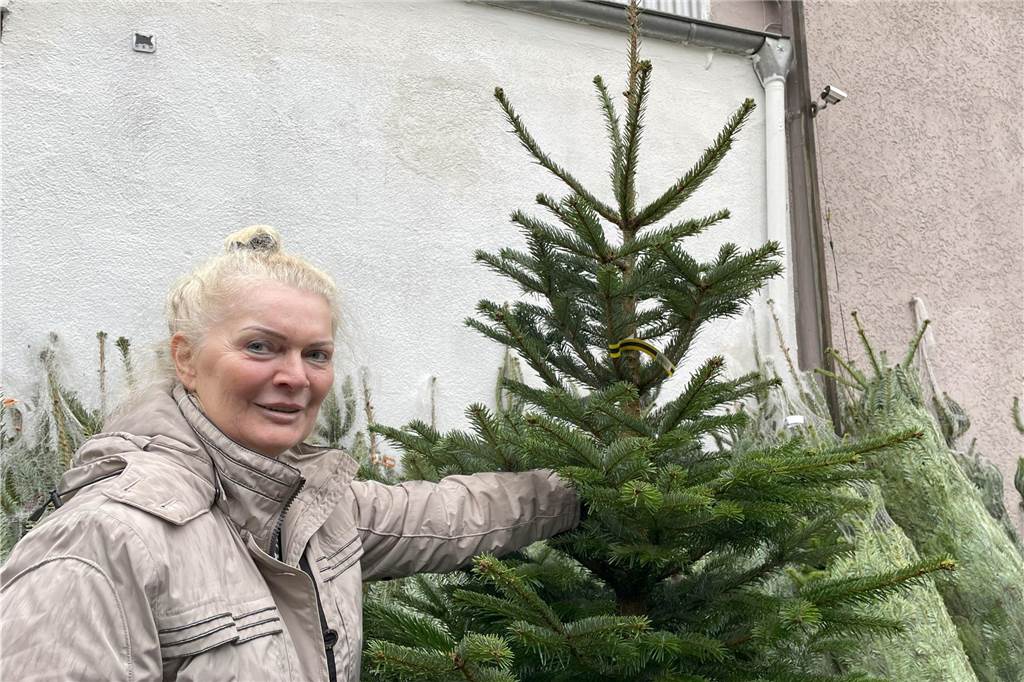 In Lütgendortmund gibt es wieder einen Weihnachtsbaum-Verkauf Brigitte Hülsen mit einem ihrer Tannenbäume, die sie und ihr Mann in Marten verkaufen werden.