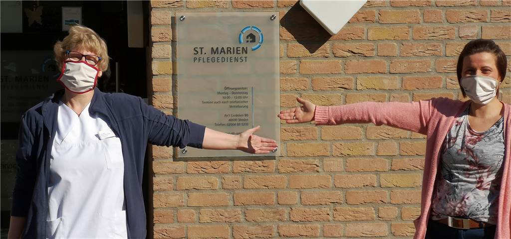Mit Nadel und Faden gegen Corona: Ahauser nähen Mundschutz Brigitte Merschformann (l., Pflegefachkraft ) und Nadine Uhling (Koordination Alltagsbegleiter) vom St.-Marien-Pflegedienst arbeiten mit Mundschutz.