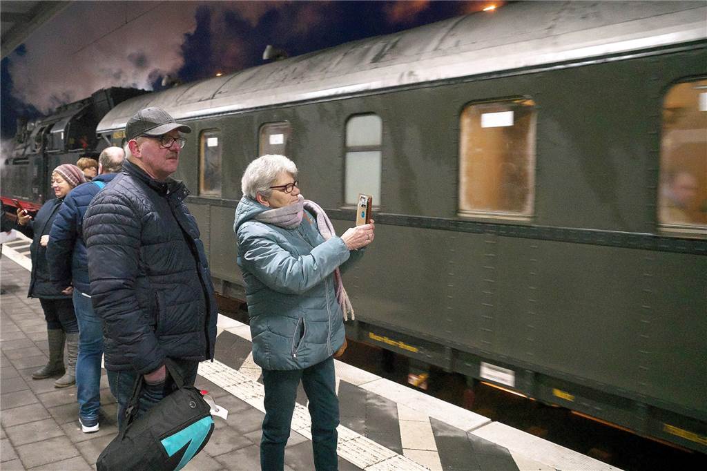 Marion Lochthove und Rainer Uhlich genießen Fahrt im nostalgischen Zug Brigitte und Ludger Merfeld bestaunen die Dampflokomotive bei ihrer Einfahrt.