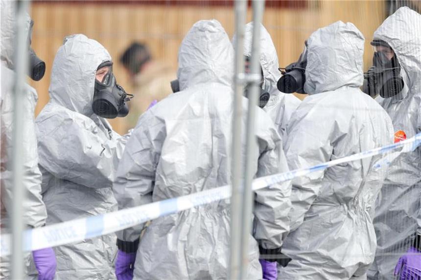 Rechercheverbund: BND beschaffte sich Probe von Nowitschok Britische Soldaten in Schutzanzügen bei den Ermittlungen zur Vergiftung des Ex-Doppelagenten Skripal und dessen Tochter. Foto: Andrew Matthews/PA Wire