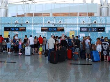Britische Touristen bei der Abreise im Flughafen von Sousse. Foto: epa/Str