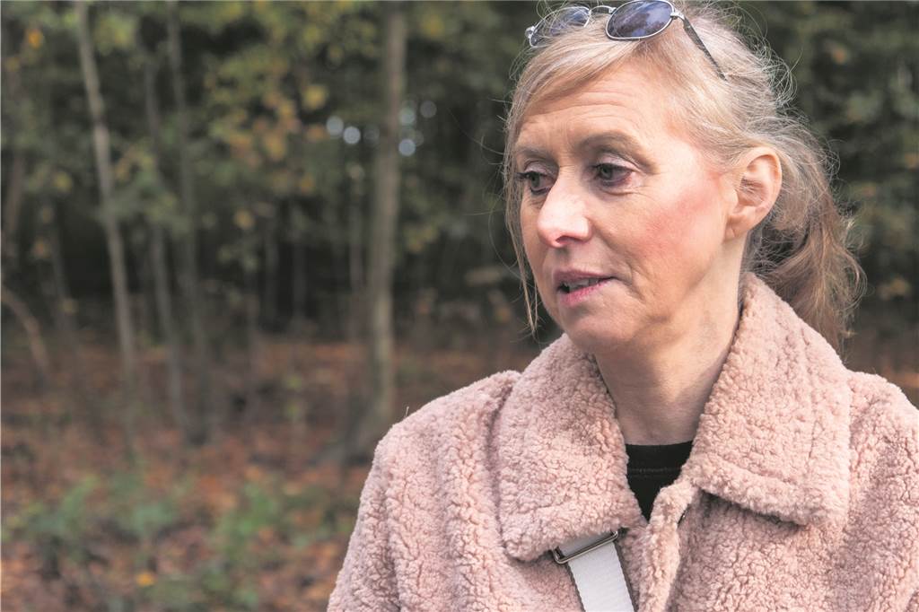 Ex-Frau Britta Assauer klagt an: "Keiner ist für Rudi aufgestanden!" Britta Assauer im Friedwald in Herten-Westerholt. Dort liegt ihr Ex-Mann Rudi Assauer begraben.