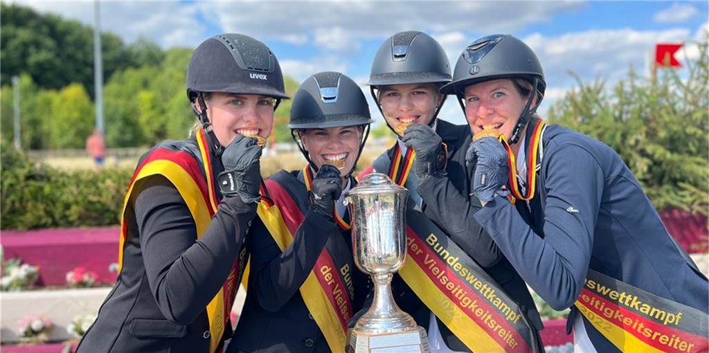 Überraschender Titel: Britta Büser gewinnt Bundeswettkampf der Vielseitigkeit Britta Büser (r.) feierte bei ihrem Debüt im Westfalenkader direkt einen Sieg beim Bundeswettkampf der Vielseitigkeit.