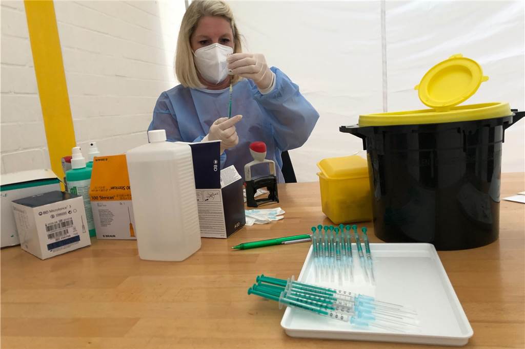 Corona-Liveblog: 20 Coronapatienten liegen auf den Intensivstationen Britta Ehrlich, medizinische Fachangestellte in der Legdener Praxis von Dr. Volker Schrage, bei der Impfaktion für Erzieherinnen und Lehrkräfte in Legden bei der Vorbereitung einer Imfpung.