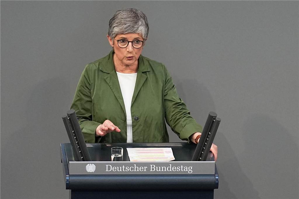 Britta Haßelmann, Co-Fraktionsvorsitzende von Bündnis 90/Die Grünen, spricht in der 214. Plenarsitzung der 20. Legislaturperiode im Deutschen Bundestag.